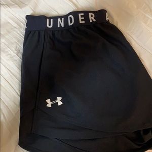 Black under armor shorts with pockets
